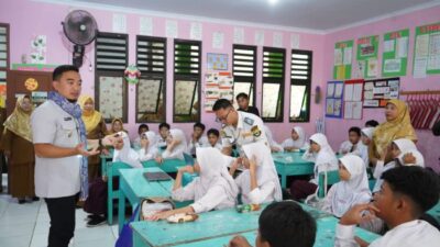 Sekda Maman Pantau Birokrat Mengajar di SMPN 3 Cilegon